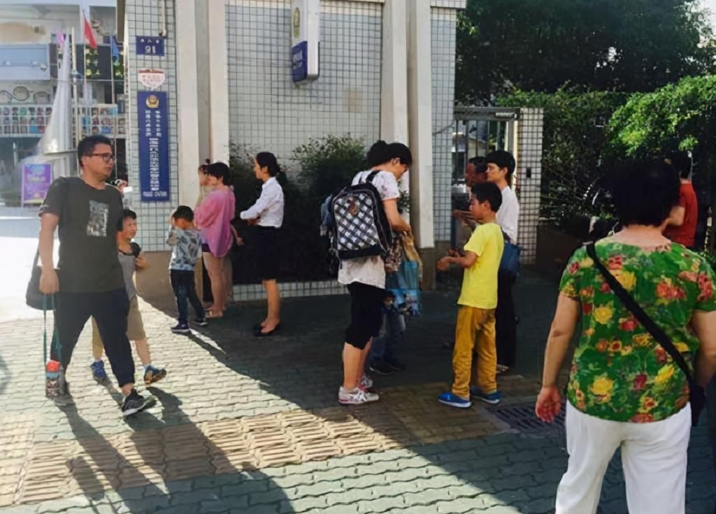 面子|幼儿园门口“睡衣秀”，妈妈花枝招展，求求你给孩子留点“面子”