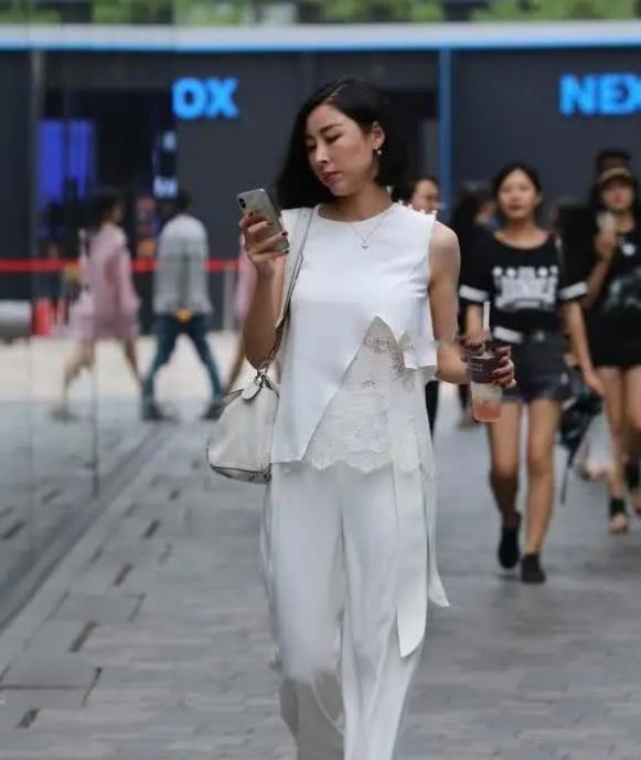 青春|路人街拍,搭配白色的休闲装,轻松穿出青春动感魅力