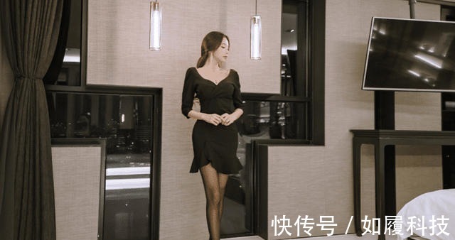 高跟鞋 黑色百褶修身连衣裙搭配职业女性,呈现更加成熟优雅的气质,端庄
