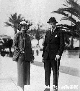 自画像|开绿色布加迪的自画像:奢华与美貌的极致,一生放荡不羁的女画家