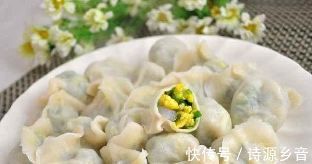 拌鸡蛋馅饺子时，吃起来更美味一口一个，爱吃的朋友别错过！