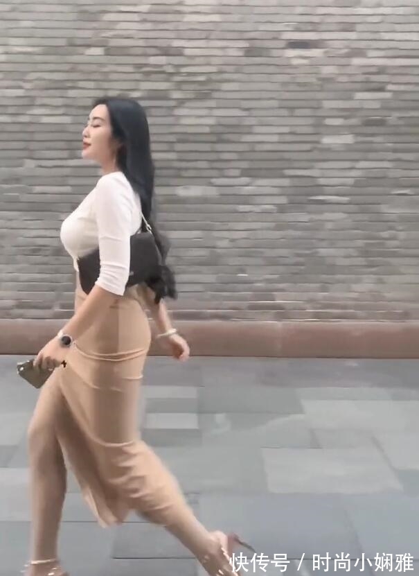 半身 半身开叉裙搭配酒红高跟鞋,优雅一气呵成