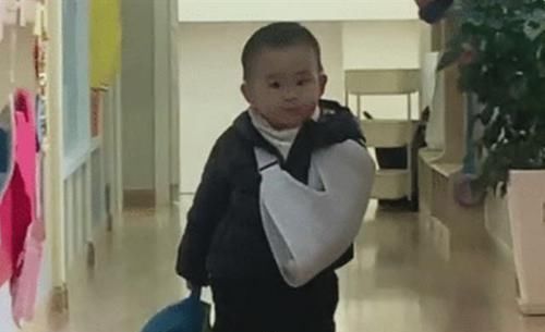 幼儿园|宝宝“带伤”上幼儿园走红,这气质让人哭笑不得,真乃扛把子级别