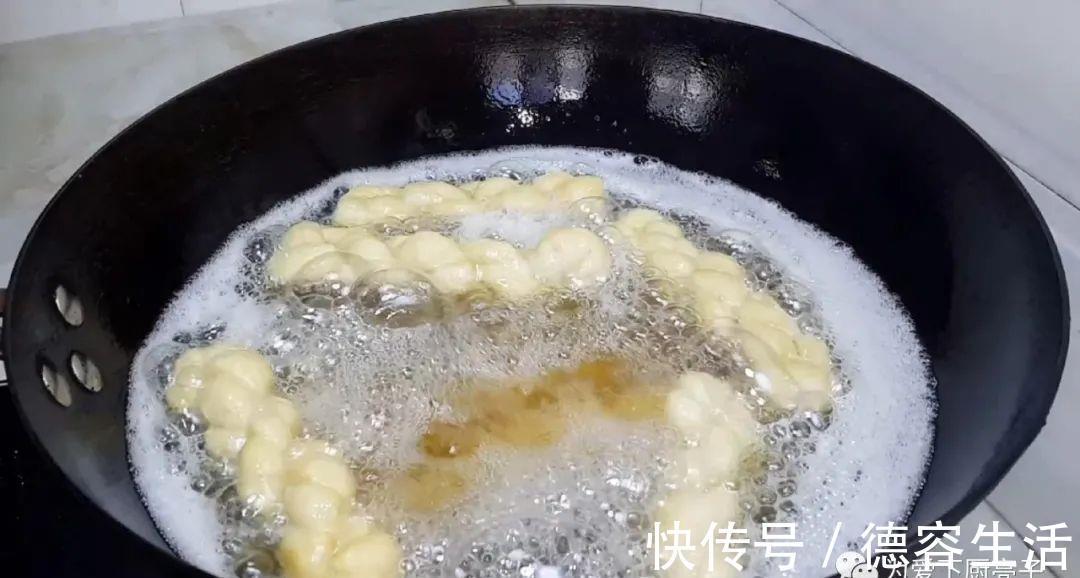 香甜|我家麻花从来不用买,教你简单做法,焦脆又香甜,吃一口就爱上了