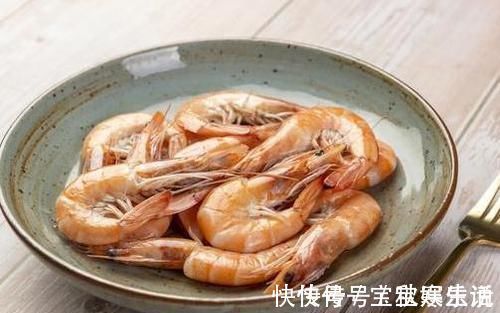 水煮大虾|煮出来的大虾，为什么又老又柴？饭店大厨：用错水了，怪不得难吃