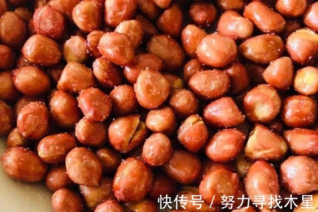 炒花生时,加入这样东西,炒出来花生又香又脆,且放久也不会返潮!