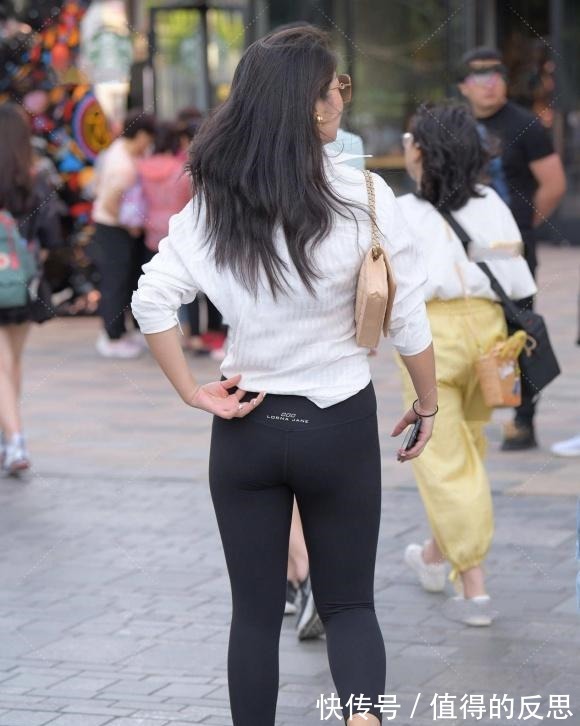 休闲鞋 白衬衫配黑色健美裤,美的简单又大方,穿出潇洒的美,迷人的魅力!