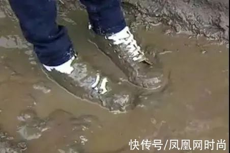 素湃 国潮鞋做得有多牛?雨天不湿鞋,穿一天不捂脚,好看还不贵