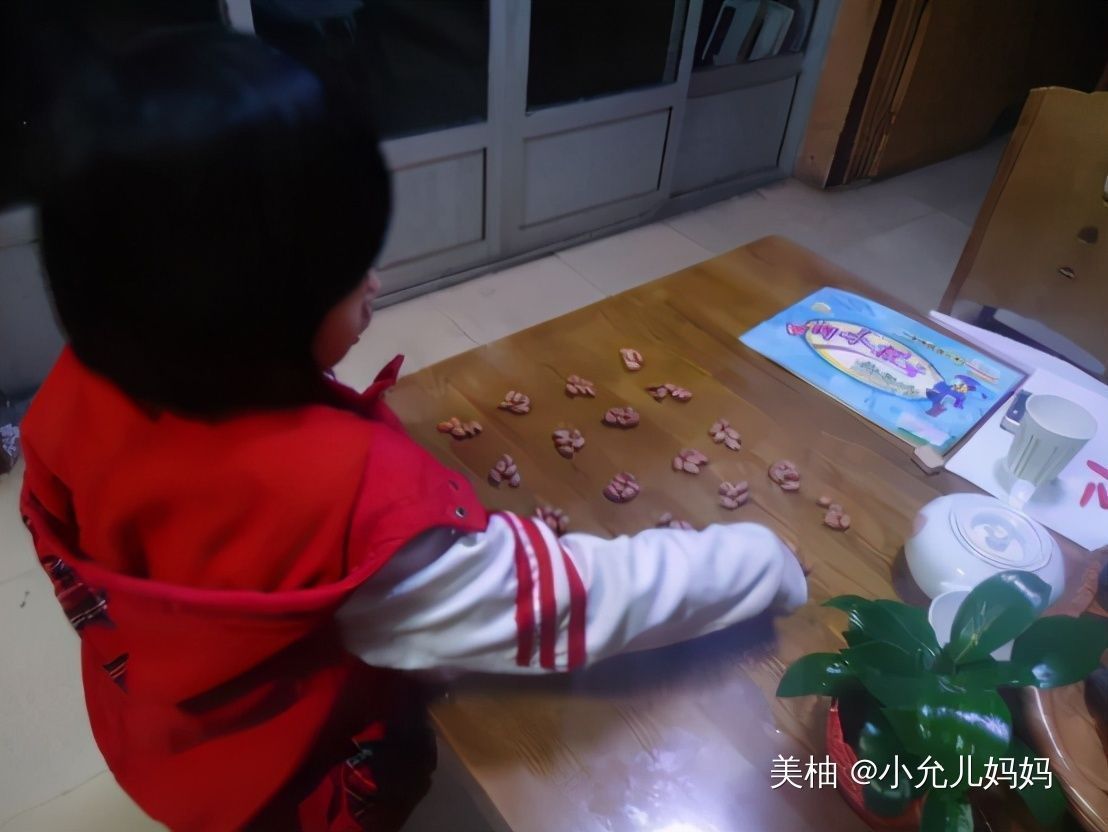 放学后|“老师说要带1万颗豆”,全家熬夜数豆子,质问老师却被“打脸”