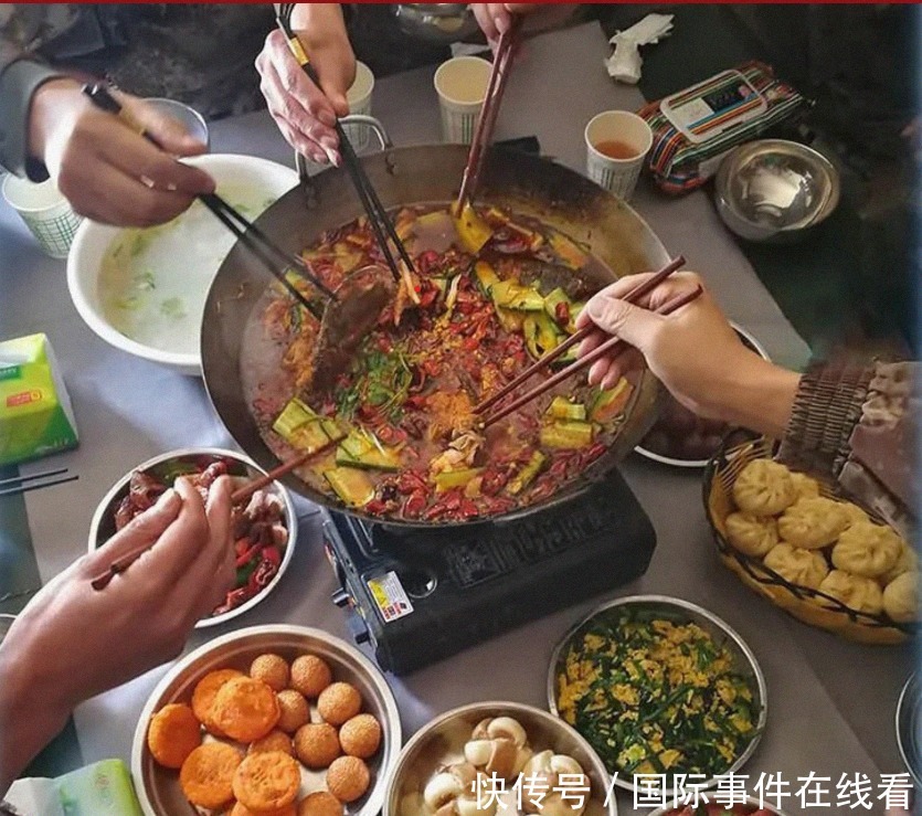官兵|火锅!烧烤!烤全羊全给边防官兵安排上!而印军还得靠二手防寒服过冬