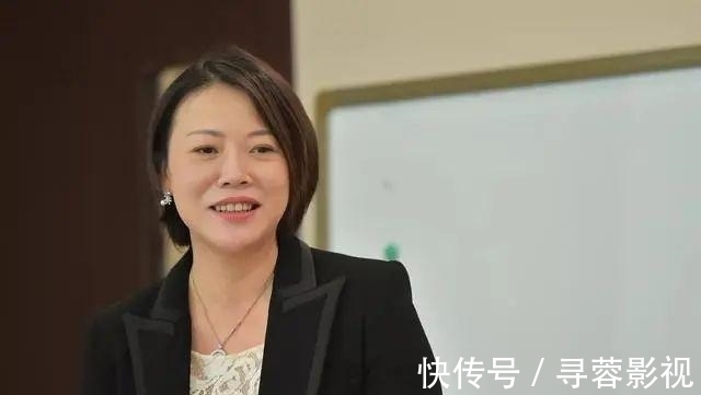 杨惠妍|妻子坐拥30万多亩地，还手握近2千亿现金，他每天负责到处做慈善