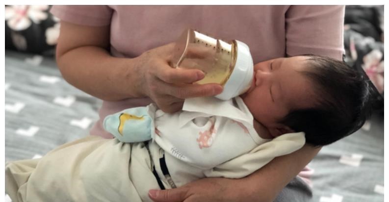 夜醒|为啥宝宝喝母乳频繁夜醒,喝奶粉却能一觉睡天亮?不止营养问题