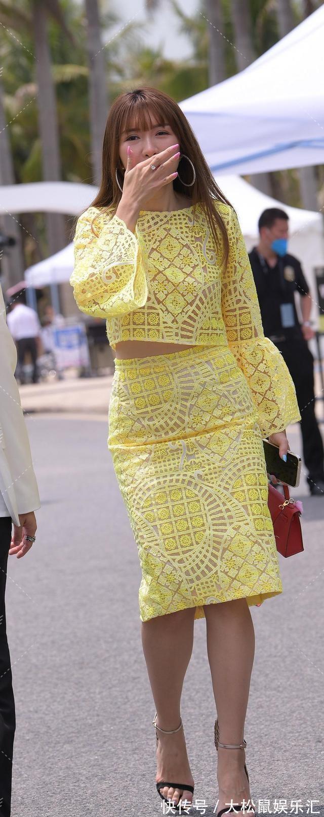 高跟凉鞋|牛仔短裤配以高跟凉鞋穿,显出迷人的长腿,乍一看十分引人注目