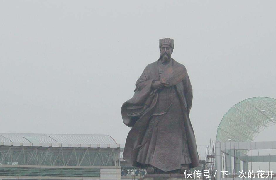 刘备|为什么诸葛亮下葬的时候，用四个人抬棺往南走！