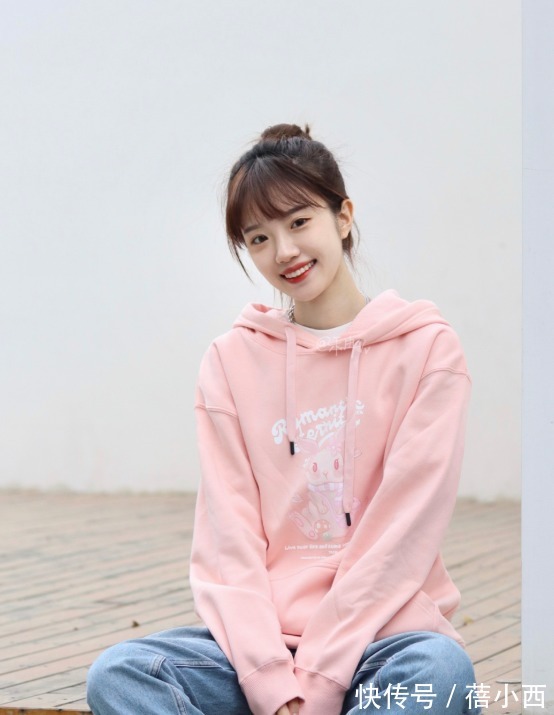 休闲 卫衣不知道怎么穿?试试经典的浅粉色,少女感很强,出街也美美哒