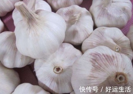 老邓|大蒜放在枕头下，坚持一段时间，好处不请自来，早知早好