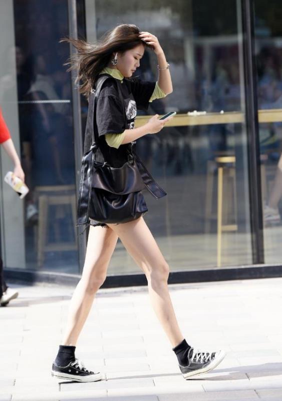 深灰色|街拍小姐姐外搭黑色休闲T恤配上深灰色牛仔热裤,少女感十足