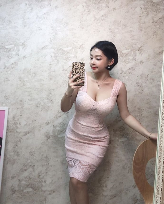 身材 微胖的女人最性感，小姐姐镂空裙秀凹凸身材