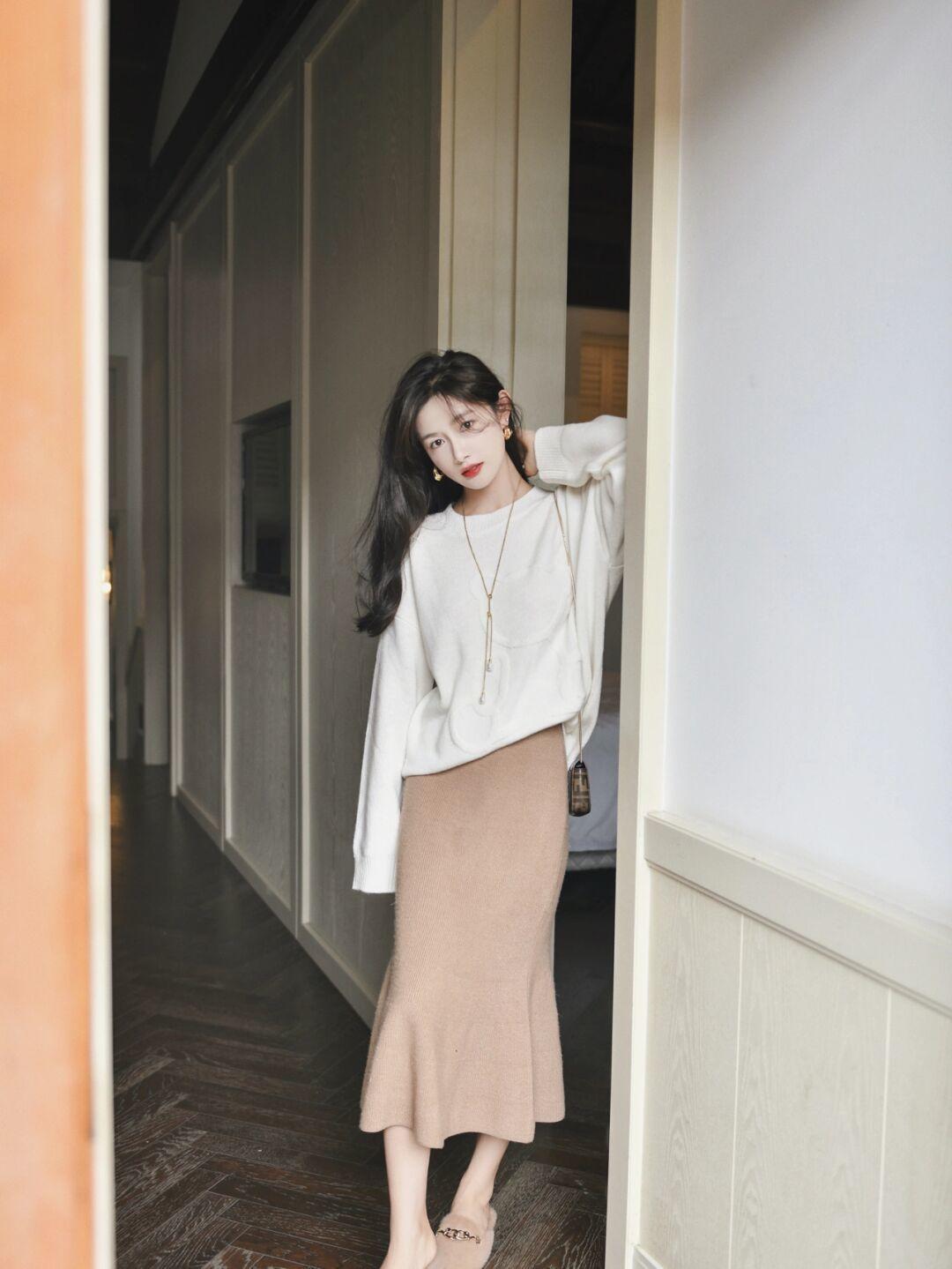 美眉|女人在冬季“买精不买多”,利用毛衣+半身裙来打造女性优雅气质