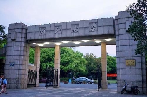 10年内进步最快的4所大学，都成了巨无霸