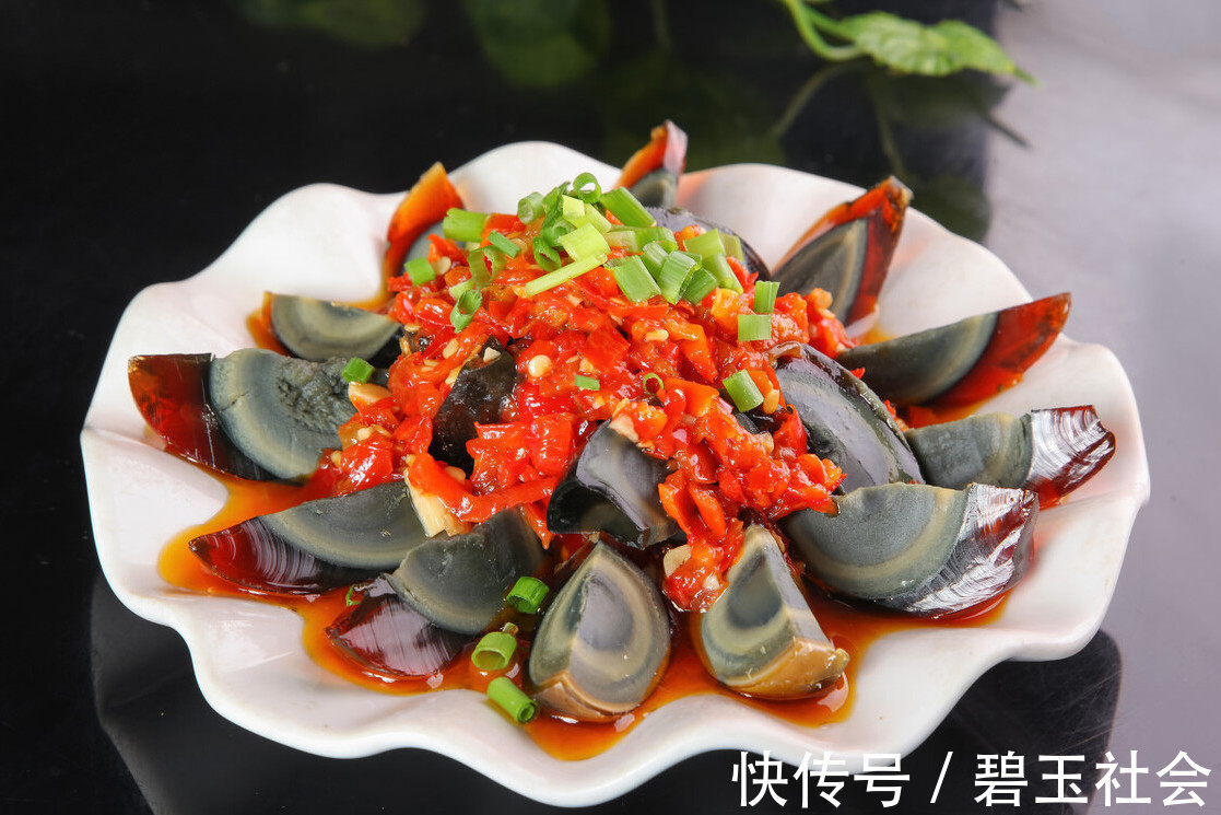 凉拌|皮蛋直接凉拌,难怪吃着又腥又涩,多做1步,皮蛋鲜香又嫩滑