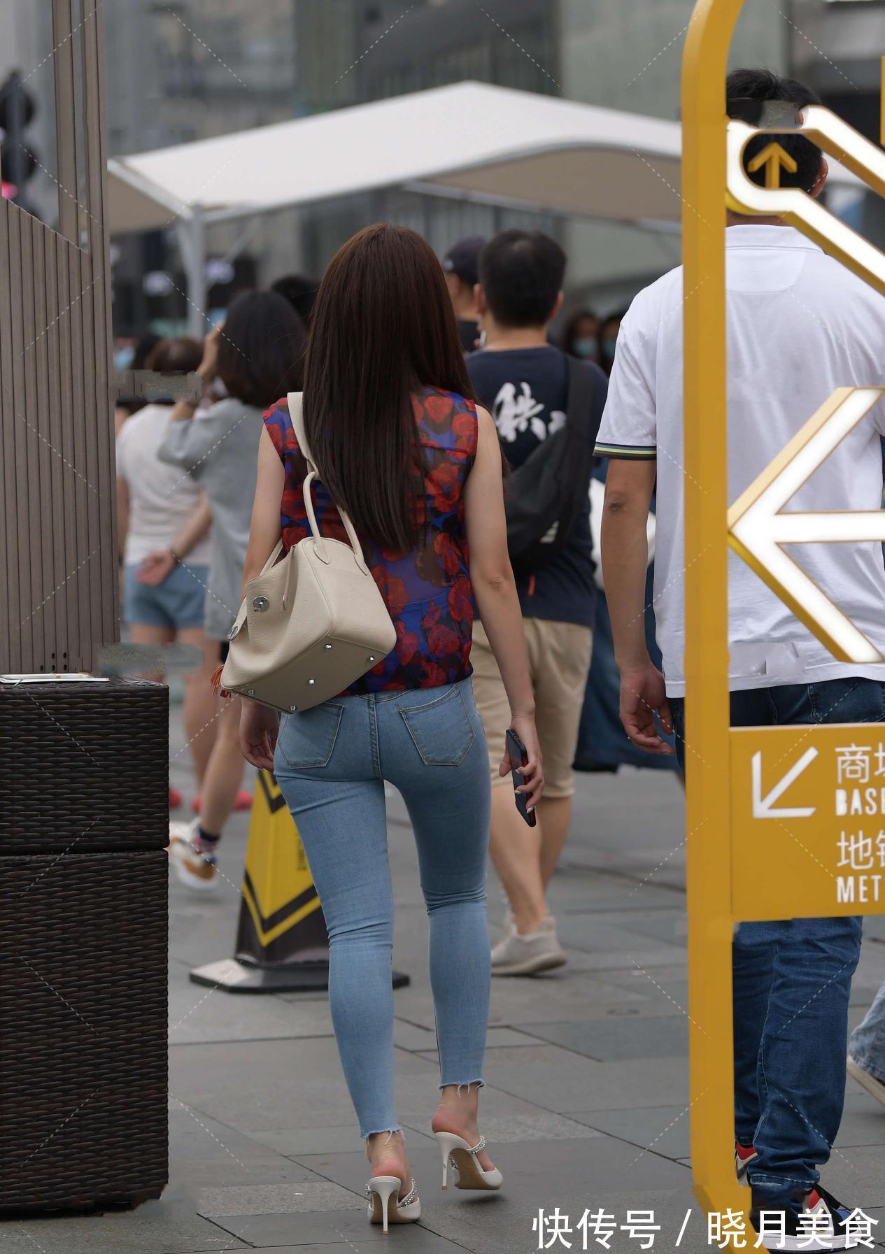 穿搭|黑色连衣裙与紫色美甲凸显个性,透明高跟鞋高级感十足