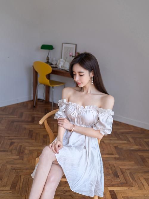 穿搭|美女穿搭:吊带V领包臀裙秀身材,肌肤白皙,迷人的诱惑