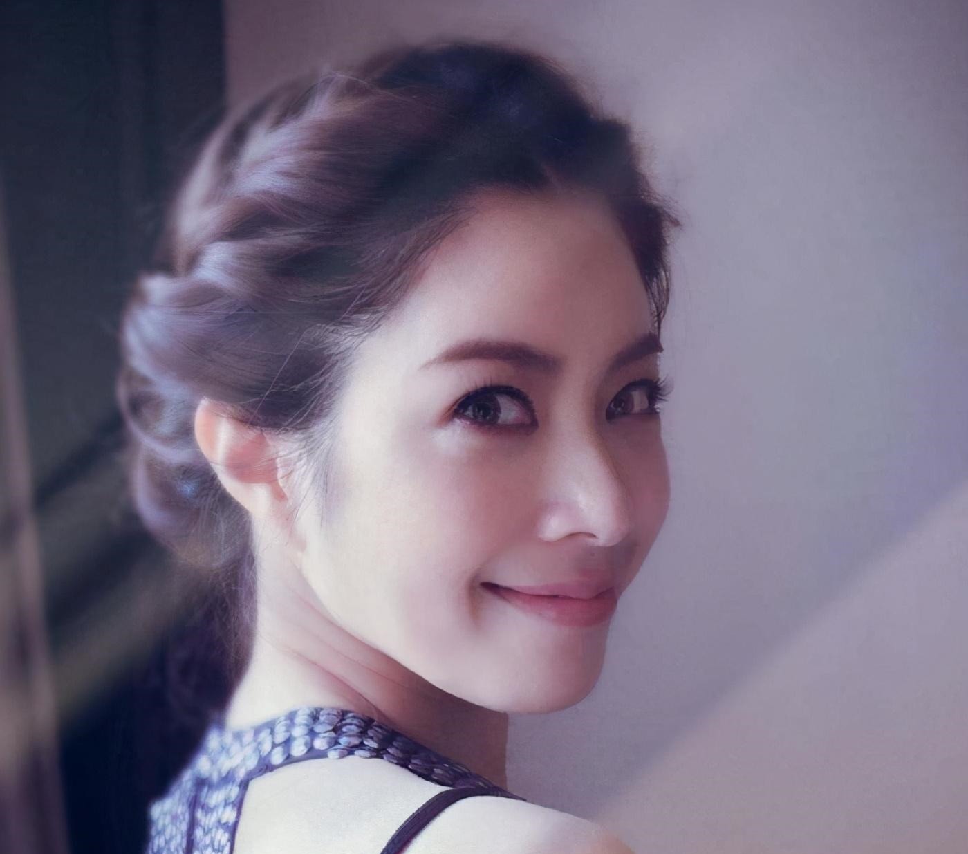 只能靠|早年星爷“三顾茅庐”而不得出,如今无人问津,她只能靠商业度日