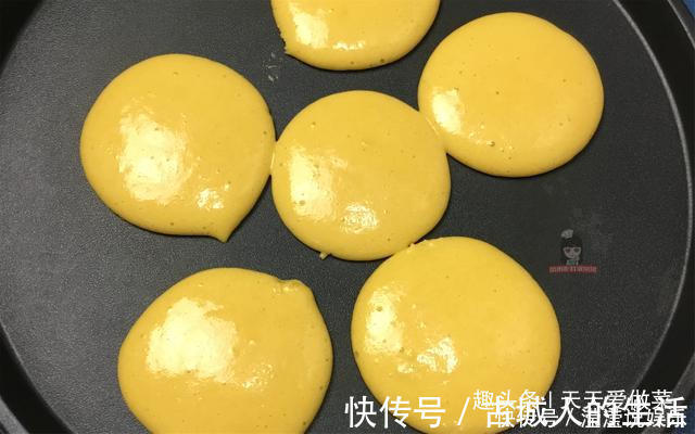 电饼铛|两个鸡蛋，一杯玉米粉，教你做香甜松软玉米饼，孩子们抢着吃