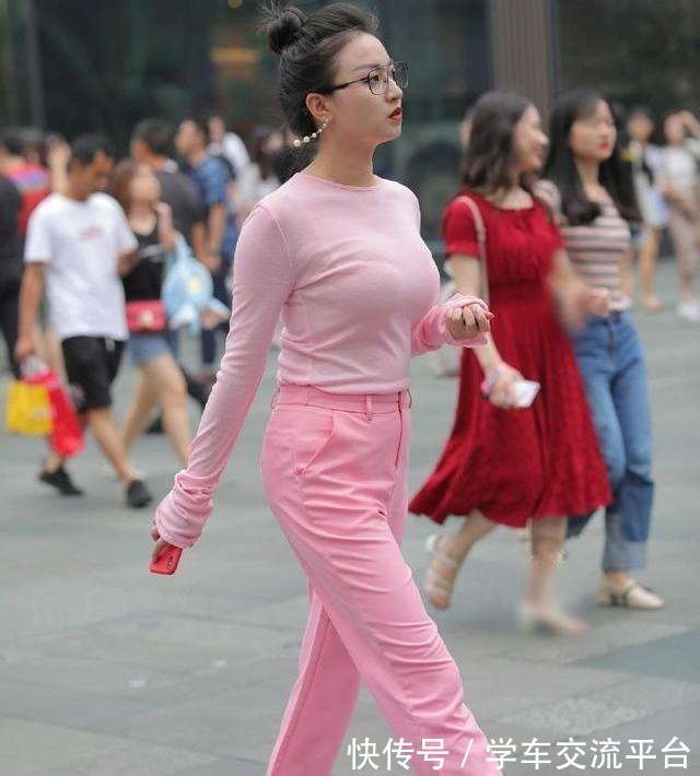 小家碧玉 黑色镂空低领背心搭配白色破洞打底裤,大方自然,气质小家碧玉!