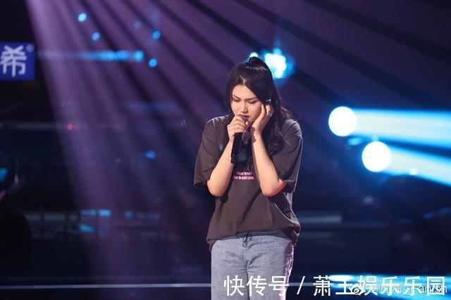 又一位星二代出道！柳云龙爱女登好声音舞台，与妈妈同框似姐妹