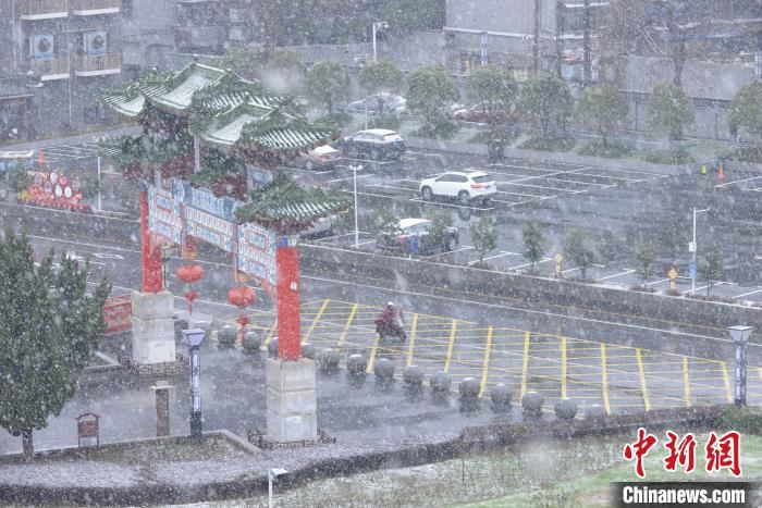 银装|江西南昌迎新年首场降雪：滕王阁显古韵