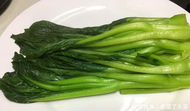 口感滑嫩的蒜蓉芥兰，搭配老干妈清甜脆爽，下饭首选