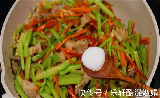 胡萝卜丝|芹菜好吃有诀窍,最忌焯水和直接炒,教你这样做,脆嫩入味不塞牙