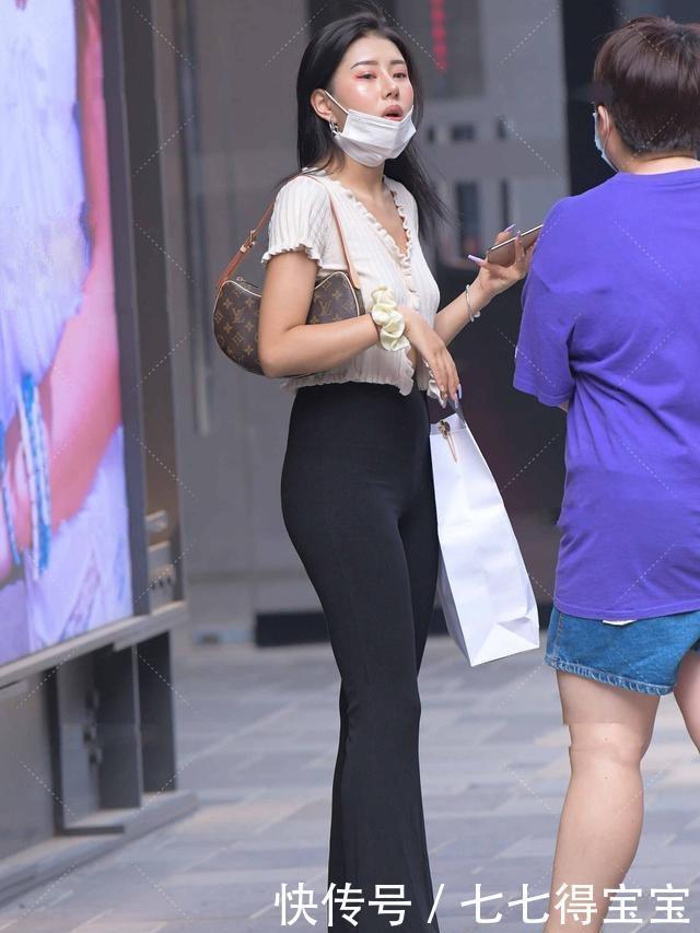 身材|纤细的休闲裤装，舒适的喇叭裤，个性时尚又显身材