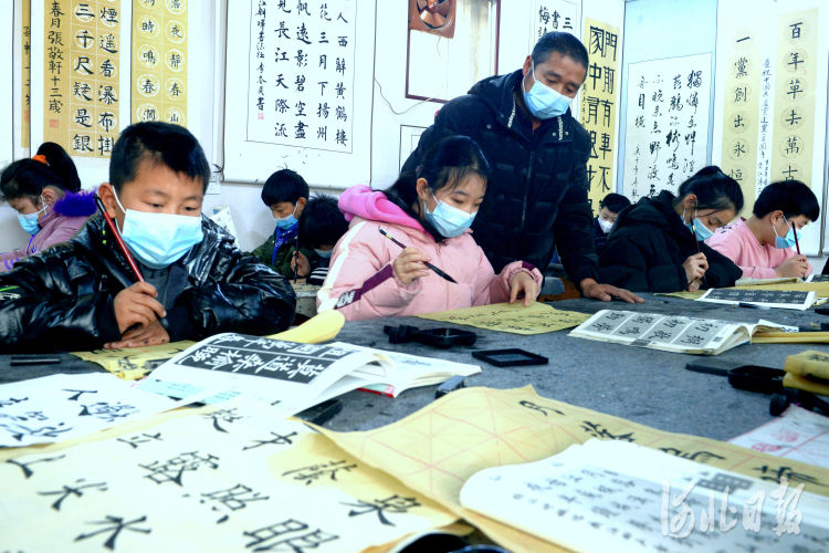 河北日报！河北任丘：废仓库变身书法屋