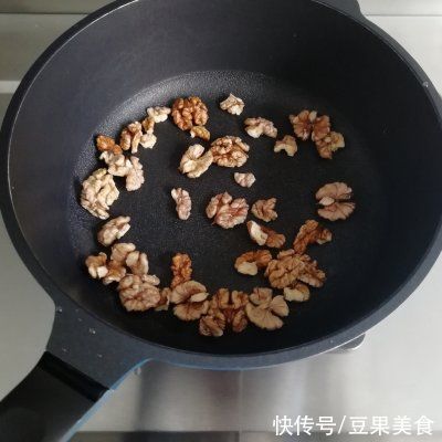 懒人必备这道核桃仁炒蒜苔，简单几步，十分钟就上桌