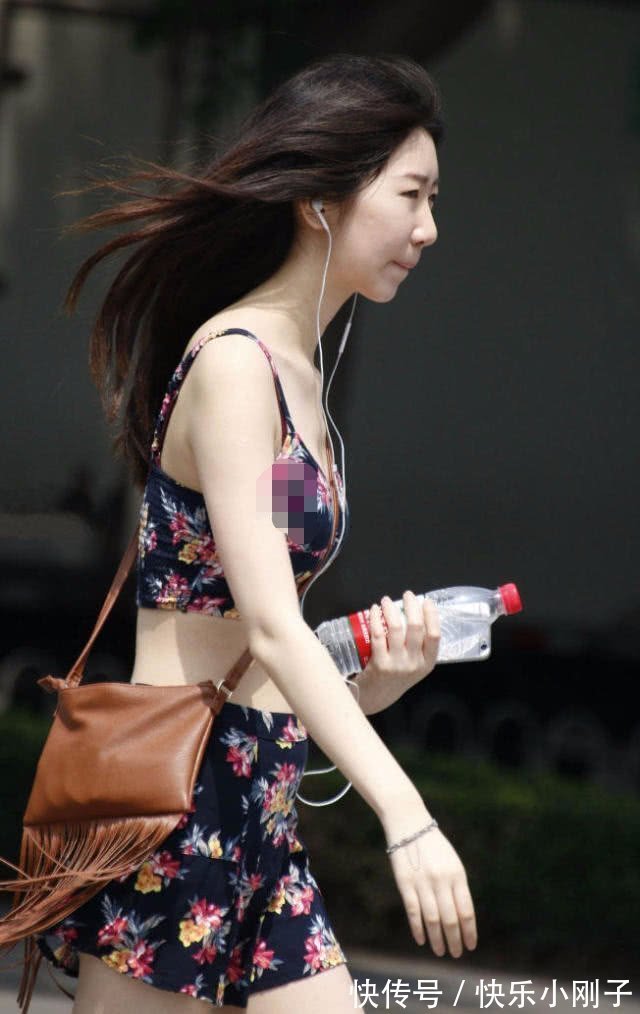 时尚|时尚搭配,小姐姐穿了一款印花的吊带,看上去非常的时尚可爱