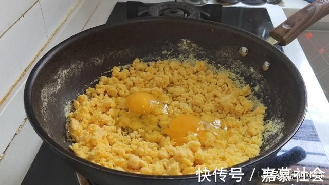 玉米面最好吃做法,开水锅里一倒,瞬间变美味,全家老小都爱吃