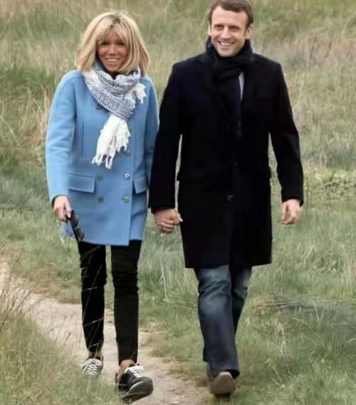 法国夫人太温柔！卫衣搭长裤简约风，亲小25岁老公额头像亲小孩