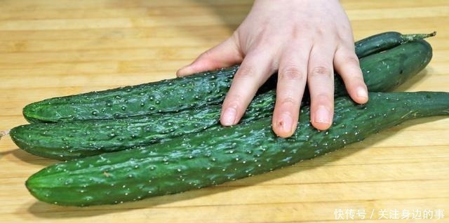 太香了,这才是黄瓜最好吃的做法,不炒也不腌,营养开胃又解馋!