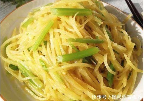 炒土豆丝时,别再直接加醋了,教你一招,土豆丝不粘锅还脆爽!