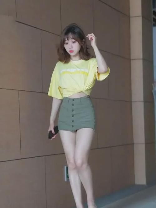 黄色|黄色上衣搭配包臀短裙，身材亮眼又吸睛，轻松穿出女神范