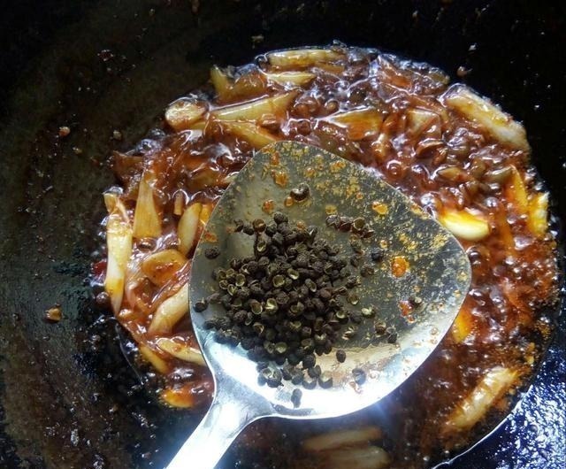 炖鱼时,“两种调料”不能放,否则鱼腥味很大,又难吃