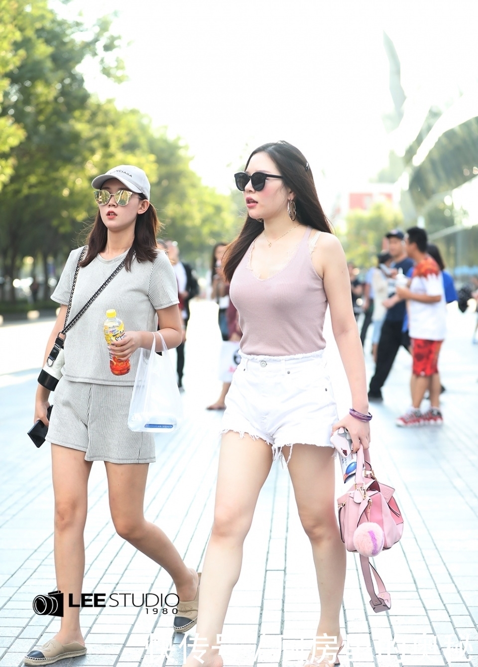 白色|街拍;发现白色的裤子搭配什么都显得很清新