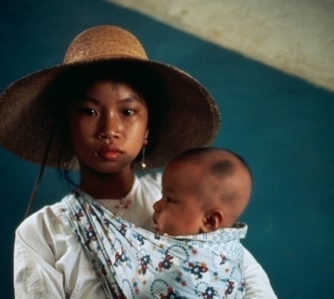 那个年代$70年代罕见的老照片:胸前佩戴大红花是荣耀的象征,老师在课堂教授古诗