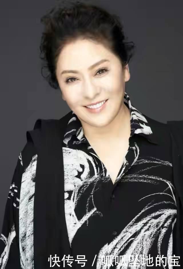 向太新年也换发型，烫“泡面头”配圆脸显贵气，阔太太也是洋气人