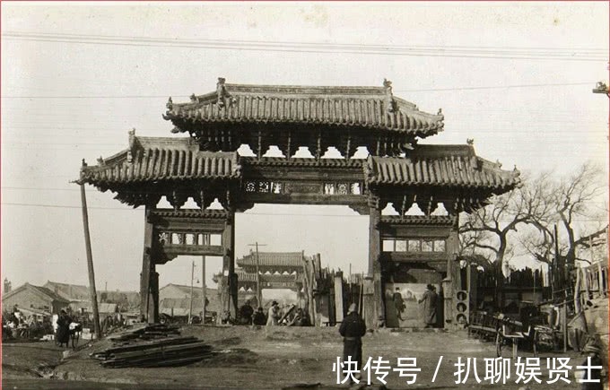 站岗|伪满时期的奉天，盛京老街还有牌楼，市政公署门口有俩伪军站岗