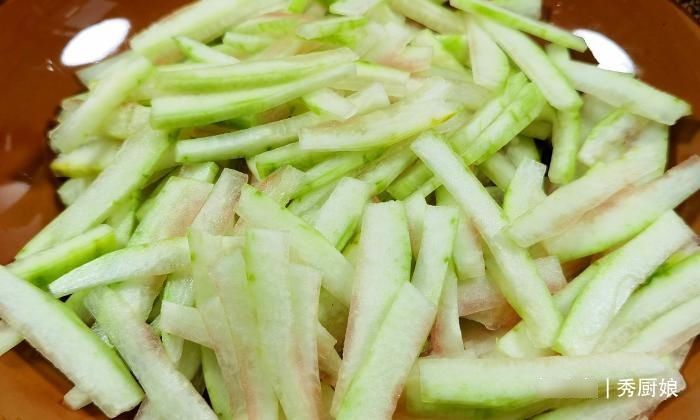 宝贝|很多人只吃果肉，其实果皮才是宝贝，切好一腌一拌，消暑又开胃