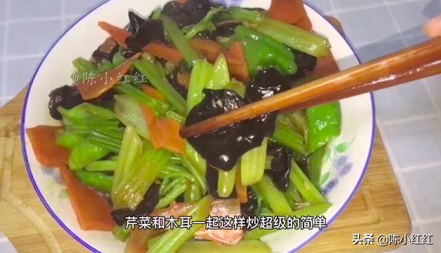 芹菜和木耳这样做,清脆爽口,好吃又简单,家人都爱吃